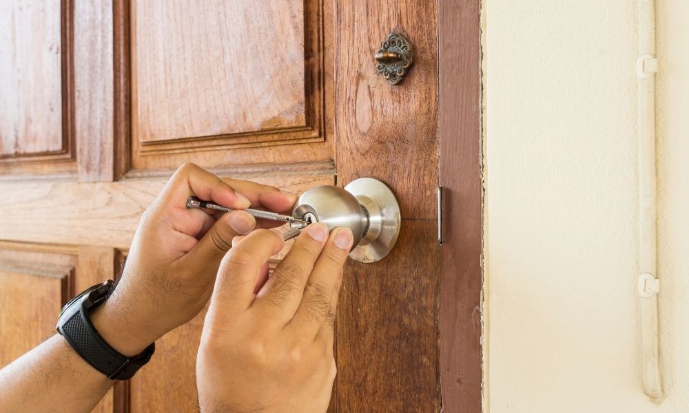Use A Small Screwdriver To Open a Bedroom Door Without a Key