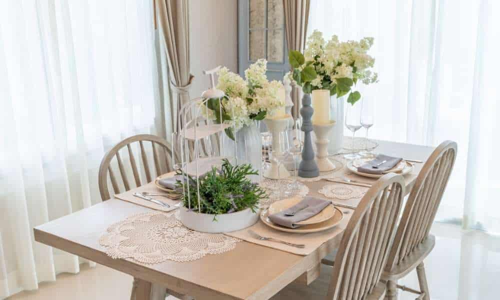 Use Some Romantic Flowers In The Dining Room 