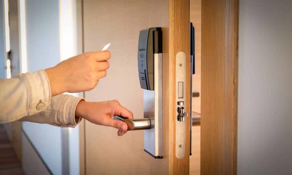How to open a bedroom door without unlocking